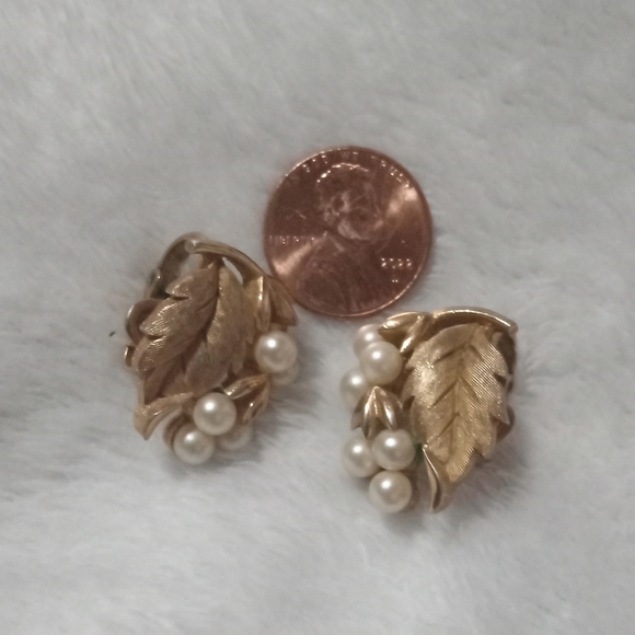 Gold Leaf Pearl Earrings - Picture 4 of 4